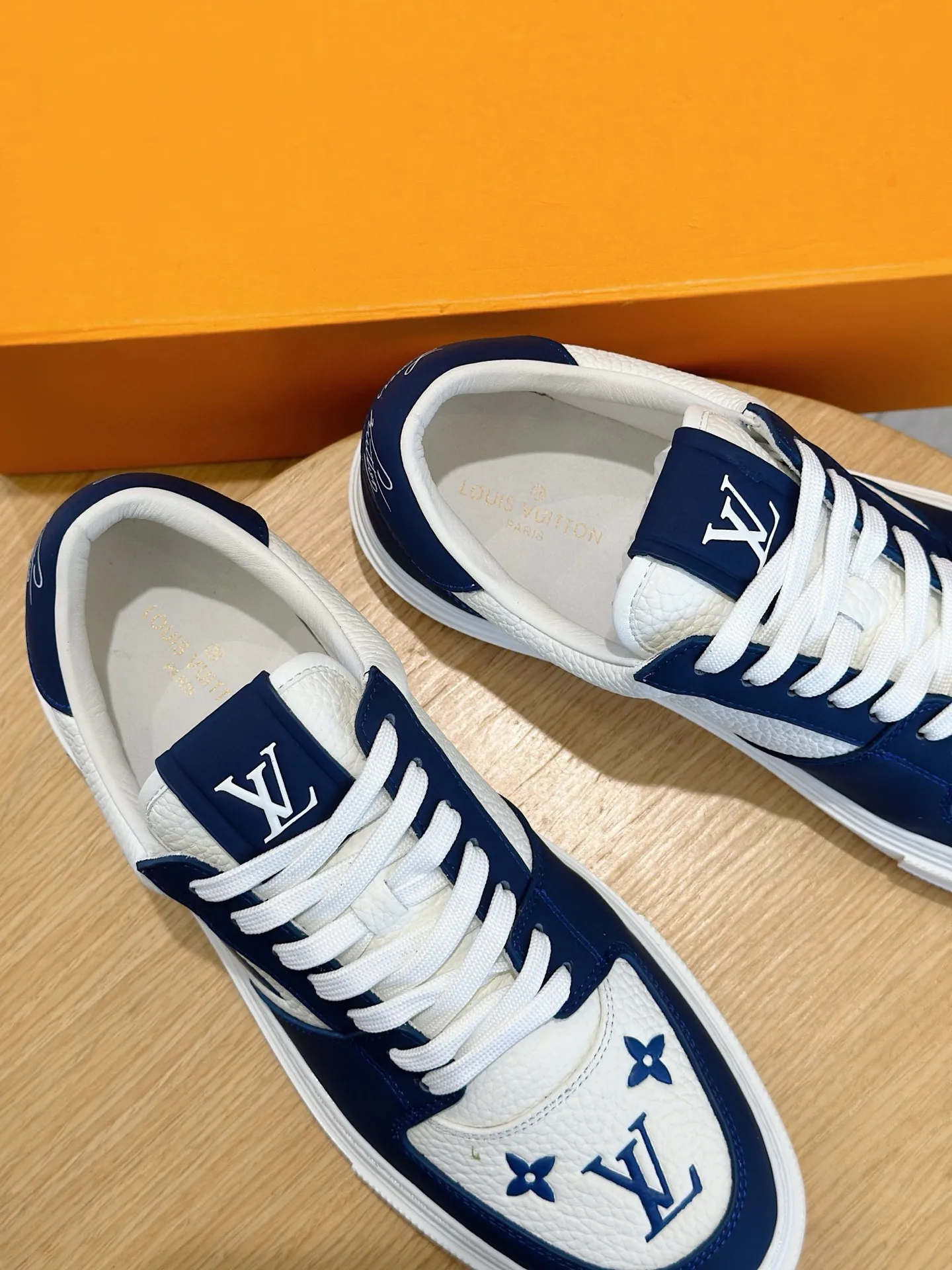 Factory price: 438💰LV full cowhide color-printed men's sneakers. This Ollie lace-up sneaker is made of floral embossed fabric, continuing the inspiration of the season's ready-to-wear collection. The laces are used to set off the gorgeous design, monogram flowers are embellished with transparent rubber outsole, and the brand logo is written on the back. Cowhide upper, cowhide lining, TPU outsole Size: 39-44 (customized at 38.45)